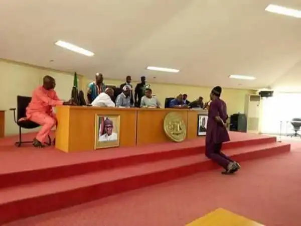See the Shocking Moment a Benue Lawmaker was Allegedly Made to Kneel Down and Apologise to Gov. Ortom